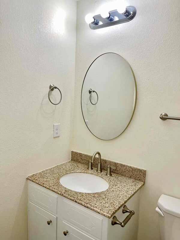 Building Photo - 404 E 18th St