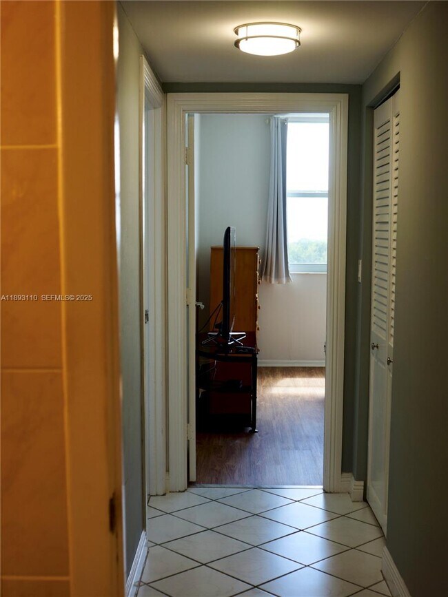 Building Photo - 300 Bayview Dr