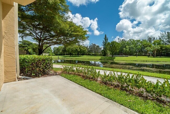 Building Photo - 800 Crestwood Ct S