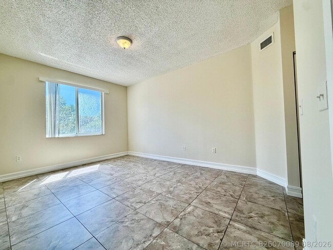 Building Photo - 6960 SW 39th St