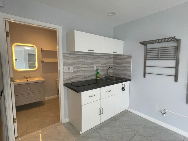 Building Photo - 547.5 Caribbean Dr