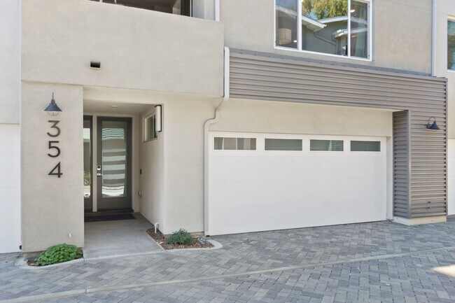 Building Photo - Carlsbad Townhome - 2 Blocks to the beach