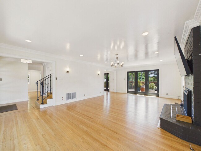 Building Photo - Beautiful serene and private Belmont home