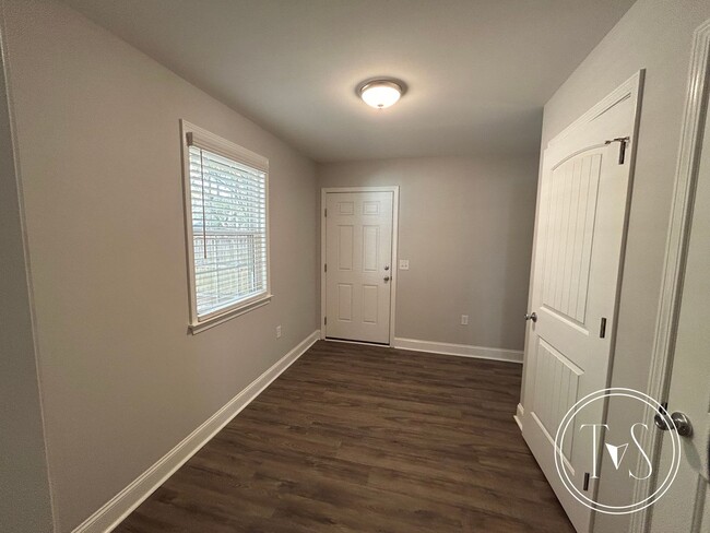 Building Photo - 515 Fraser Dr