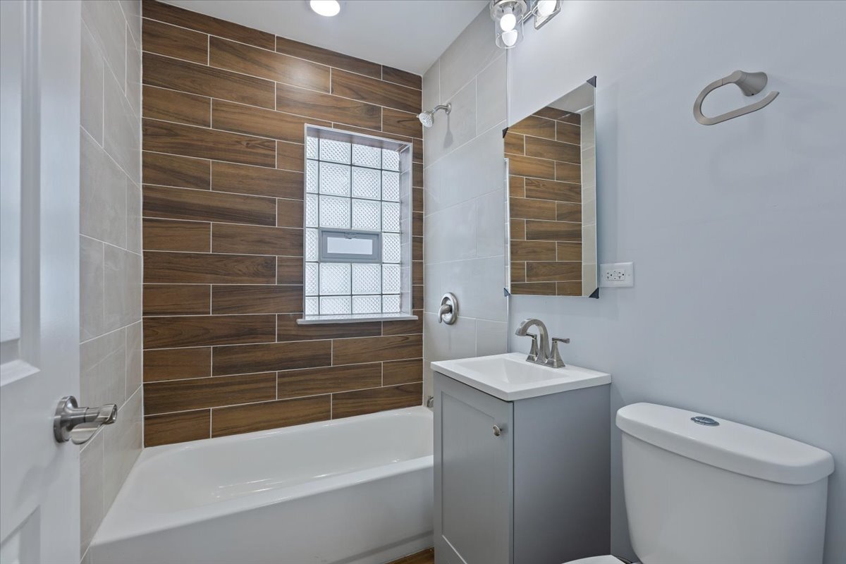 Building Photo - 9107 S Dante Ave