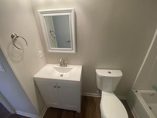 Building Photo - 5970 Almina Dr