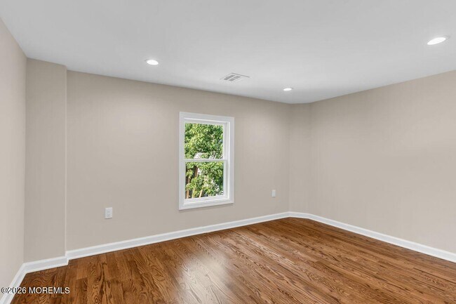 Building Photo - 18 Maple Ave