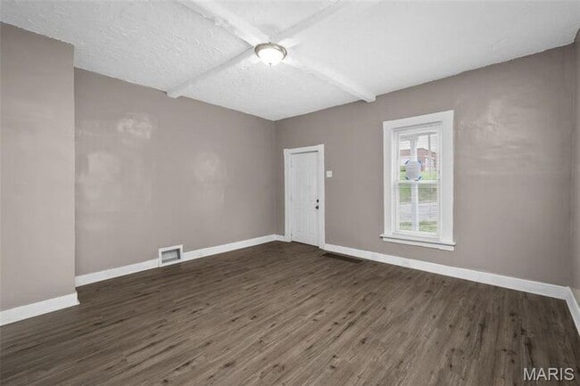 Building Photo - Completely remodeled and move-in ready!