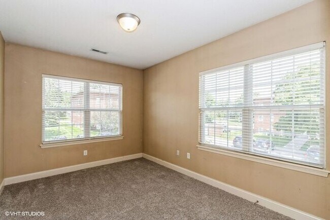 Building Photo - $2,100 | 3 Bedroom, 2 Bathroom Condo | No ...