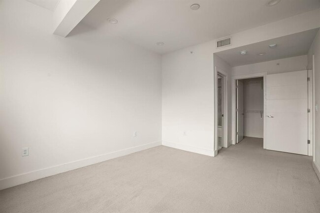 Building Photo - 604 N Bluff Dr