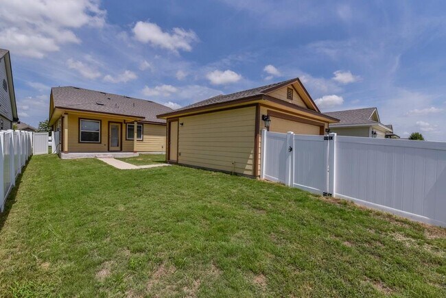 Building Photo - 18401 Friendship Hill Dr