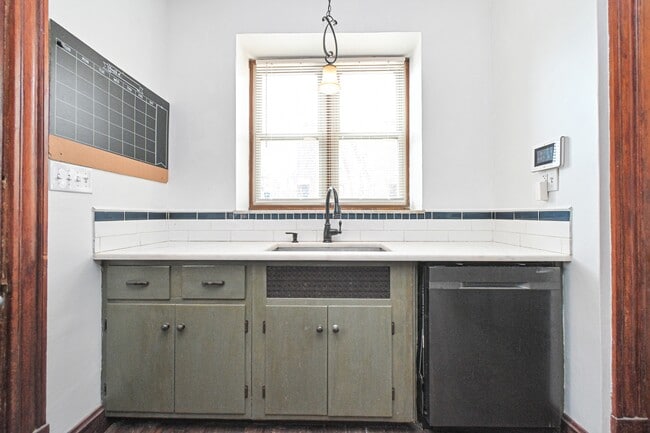 Building Photo - 735 Considine Ave