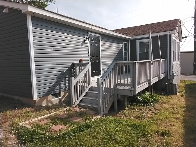 Building Photo - Cozy 2 Bedroom Bungalow in the Swansboro A...