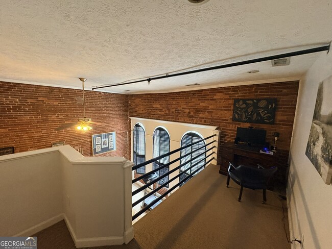 Building Photo - 102 N Hill St