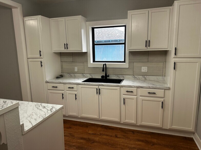 Building Photo - 2412 Summer Ave