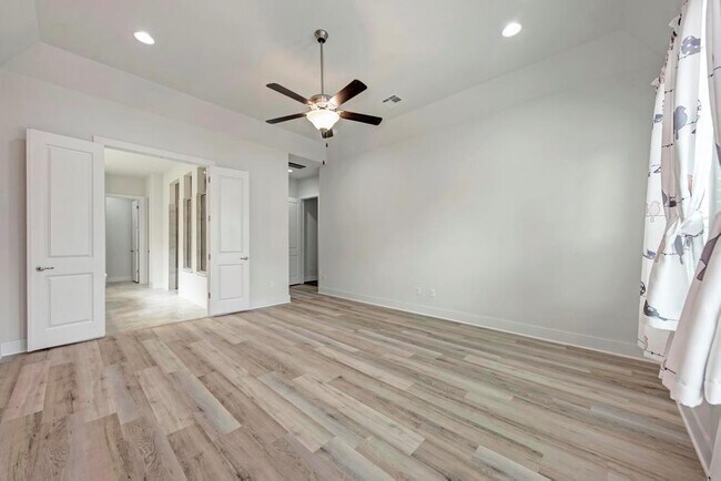 Building Photo - 1104 Almeria Bend
