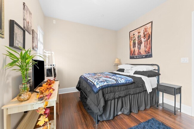 Building Photo - 380 W Broadway