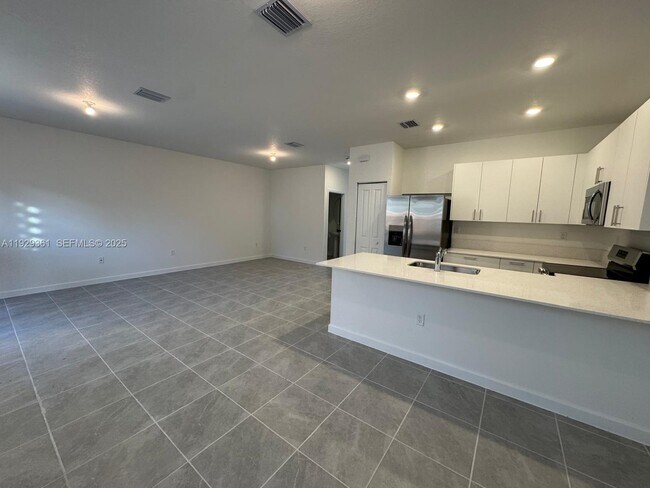 Building Photo - 635 SE 13th St Cir