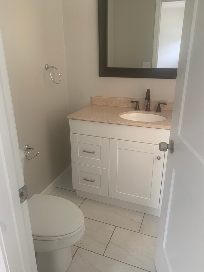 Building Photo - 8 Lakeview Dr