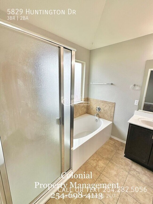 Building Photo - 5829 Huntington Dr