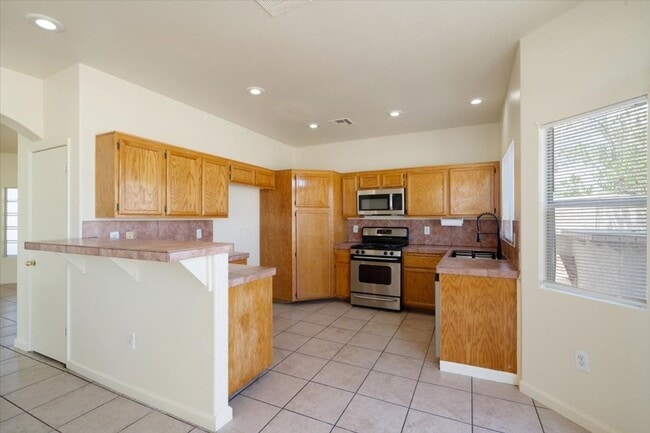 Building Photo - 2576 Silver Shadow Dr