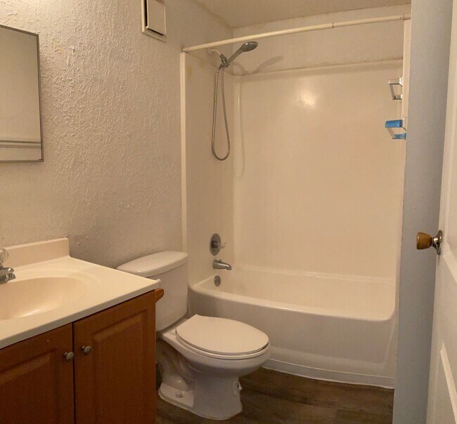 Building Photo - Great Location! Great Price! Call for Specials!