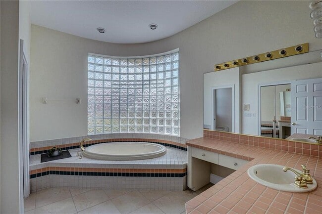 Building Photo - 2208 Hampstead Ct