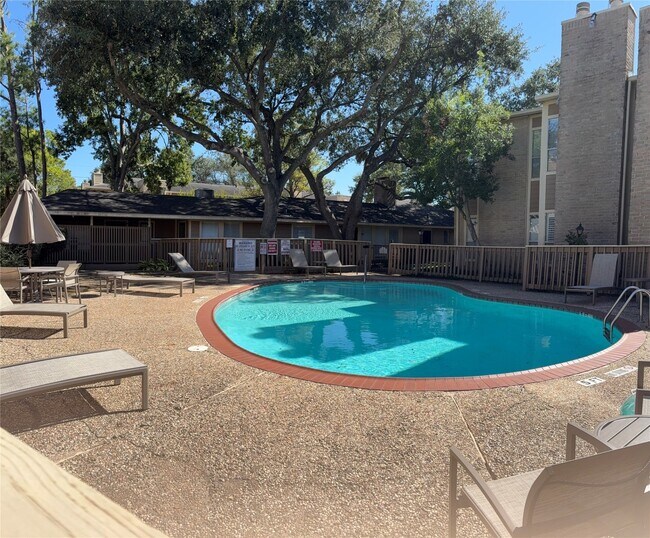 Building Photo - 702 Bering Dr