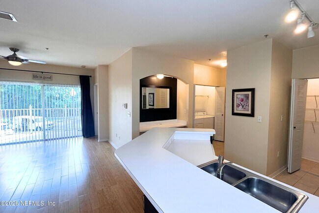 Building Photo - 610 Fairway Dr
