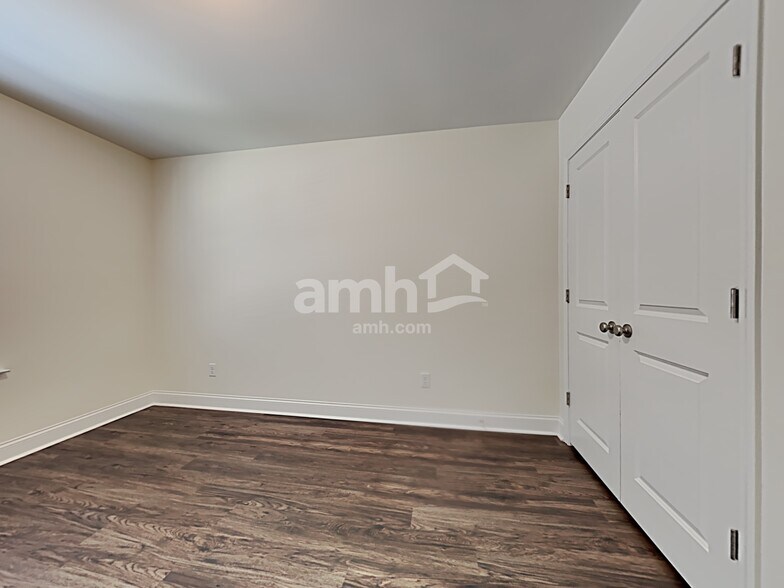 Building Photo - 507 W Lionel Rd