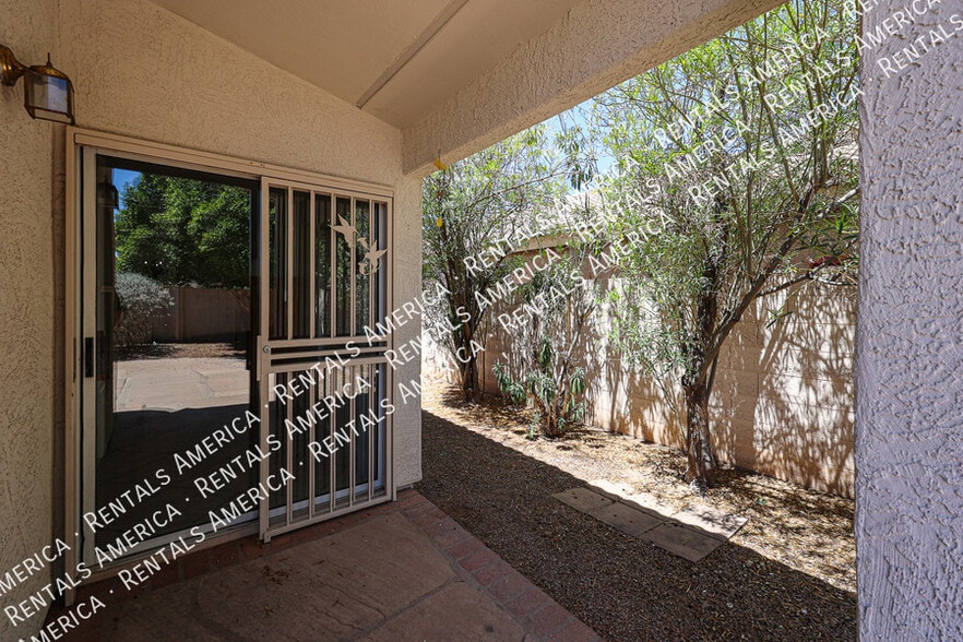 Building Photo - 13182 W Cypress St