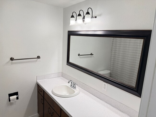 Building Photo - Discover this 3-bedroom 2-bathroom house in a great neighborhood!