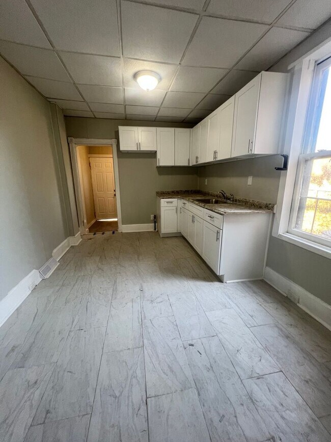 Building Photo - 4 Bedroom | 1 Bath