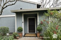 Building Photo - Charming 2 Bedroom Townhouse – Prime Location, Available Now!