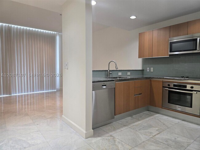 Building Photo - 1060 Brickell Ave