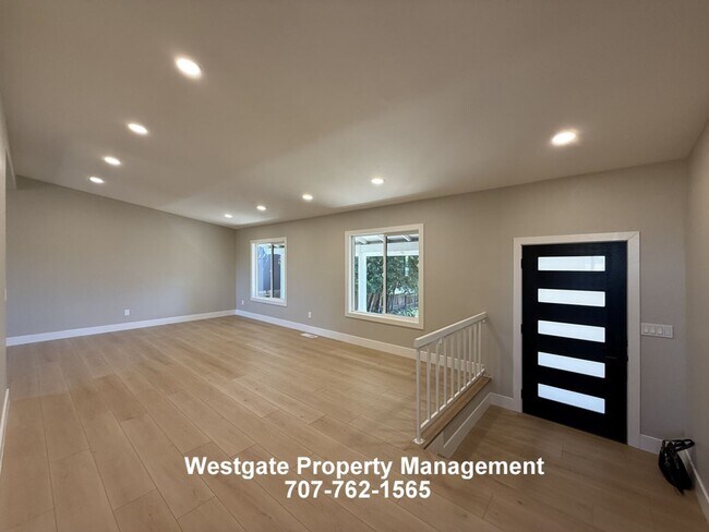 Building Photo - 678 Holly Ave