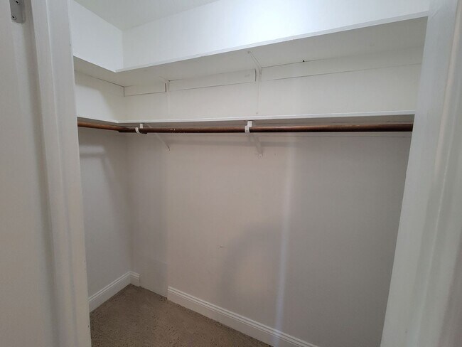 Building Photo - Stylish 2 Bed 1 Bath Midtown Apartment