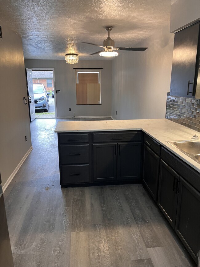 Building Photo - 5174-5174 Belle Isle Dr