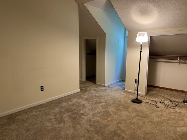 Building Photo - 4 Bed | 2 Bath Townhouse near NCSU - Stude...