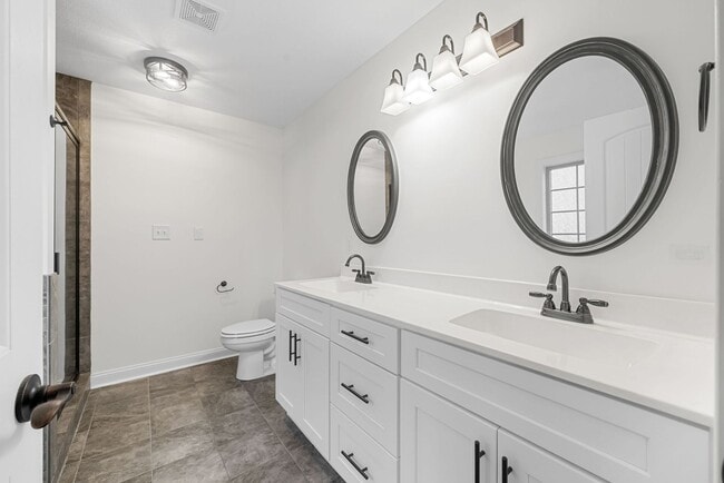 Building Photo - Pet Friendly Four Bedroom with Bonus!