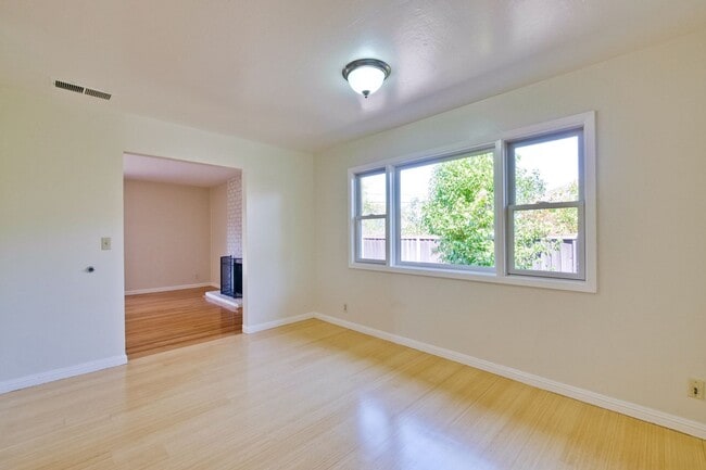 Building Photo - Beautiful Birdland Home on Quiet Cul-de-Sa...