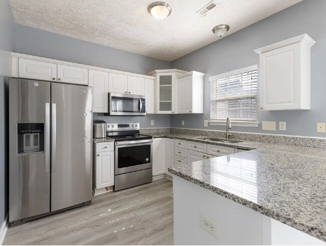 Building Photo - Renovated End-Unit Townhome with Spacious Primary Suite