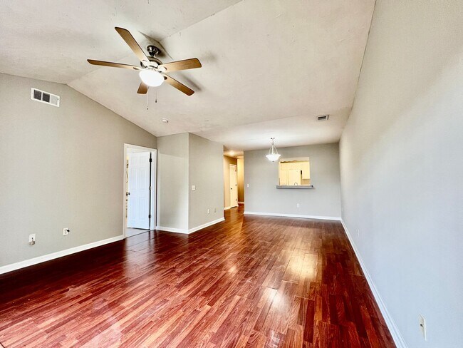 Building Photo - 3 bedroom 2 bath townhome in Towne Park