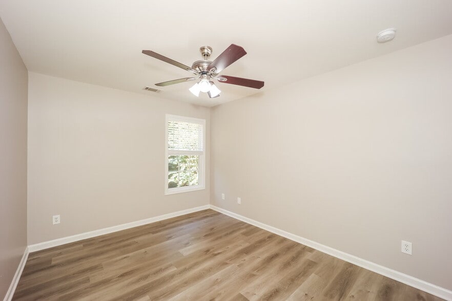 Building Photo - 323 Oakhaven Way