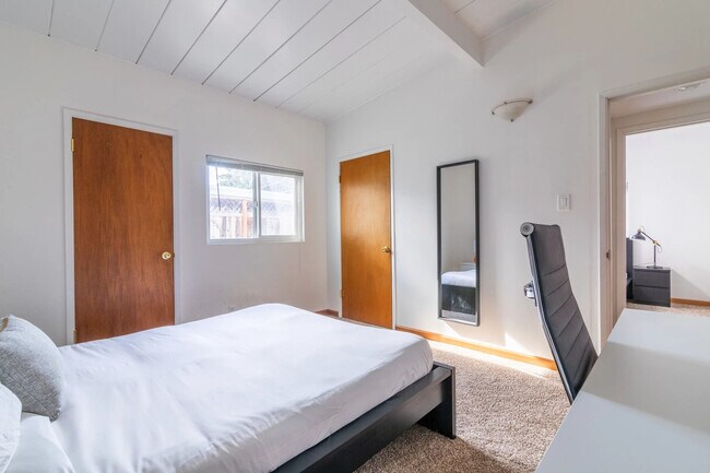 Building Photo - 814 Emily Dr