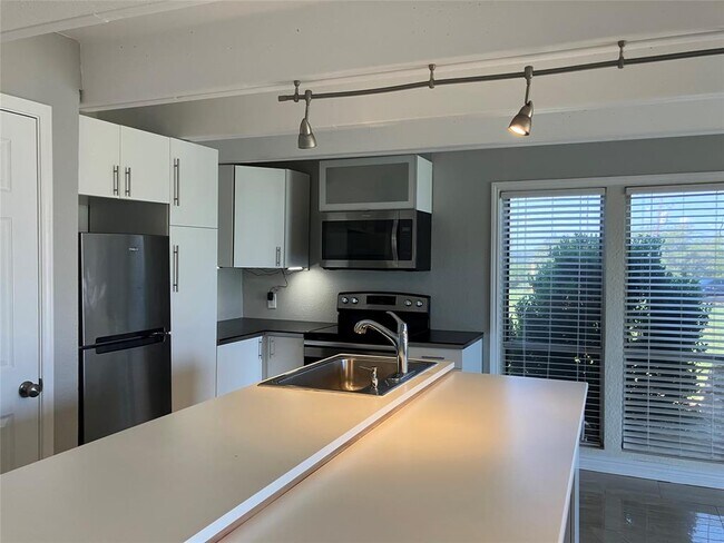 Building Photo - 5918 Lago Vista Way