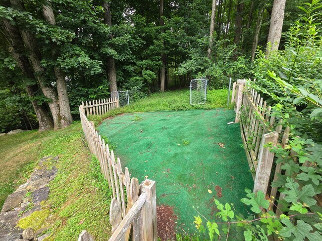 Building Photo - Luxurious 3-Bedroom Home in Poughquag, NY