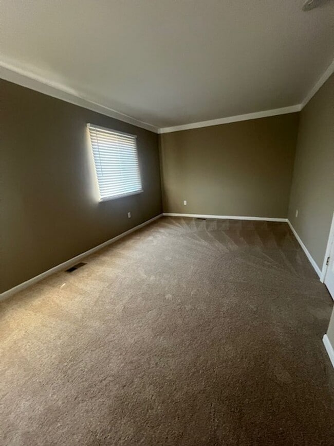 Building Photo - NICE WELL MAINTAINED TOWNHOME