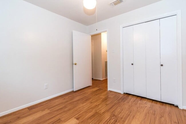 Building Photo - 805 Thornwood Dr
