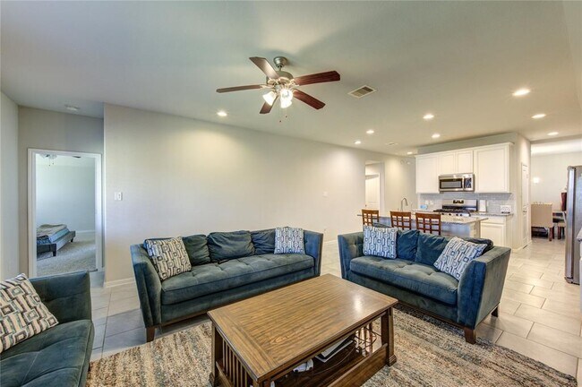Building Photo - 9011 Hemlock Dr
